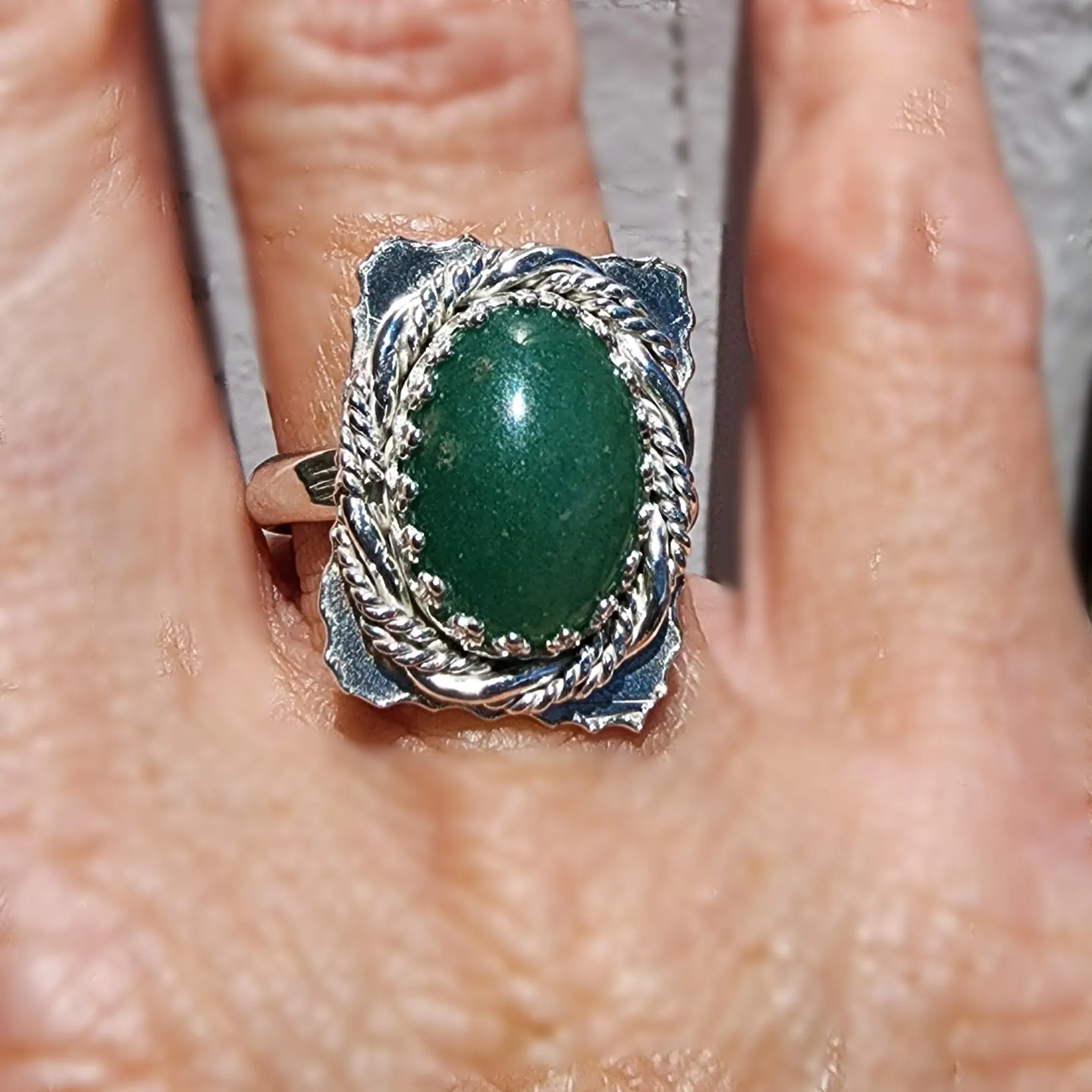 Bold Handmade .925 Sterling Silver Green Aventurine Ring – Twisted Rope Accent & Rugged Plate✨