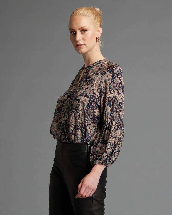 FATE BECKER NIGHTFEVER BOHO VOLUMINOUS SLEEVE TOP NAVY PAISLEY
