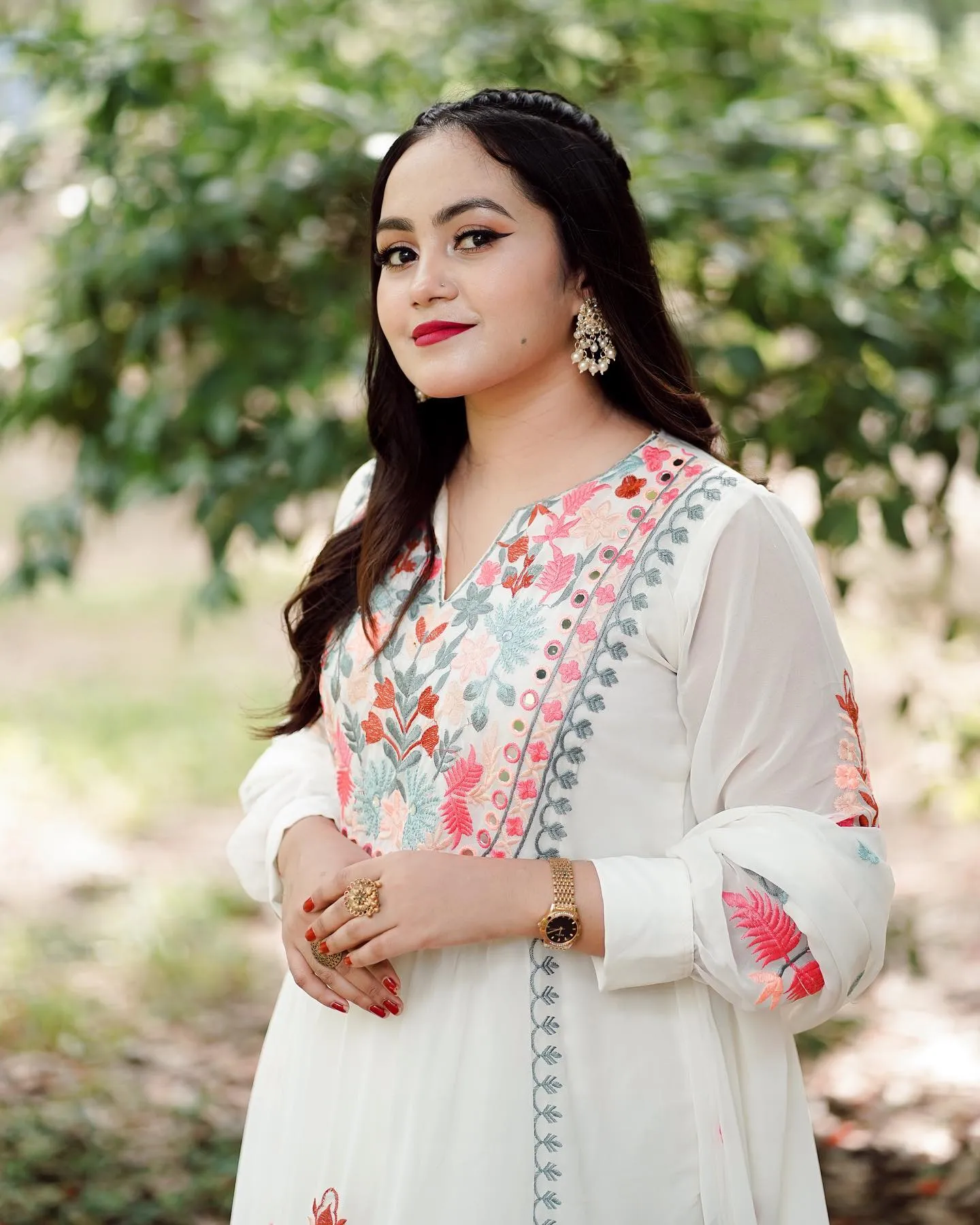 FRILLFIT : White Floral Embroidered Kurta Set for Women
