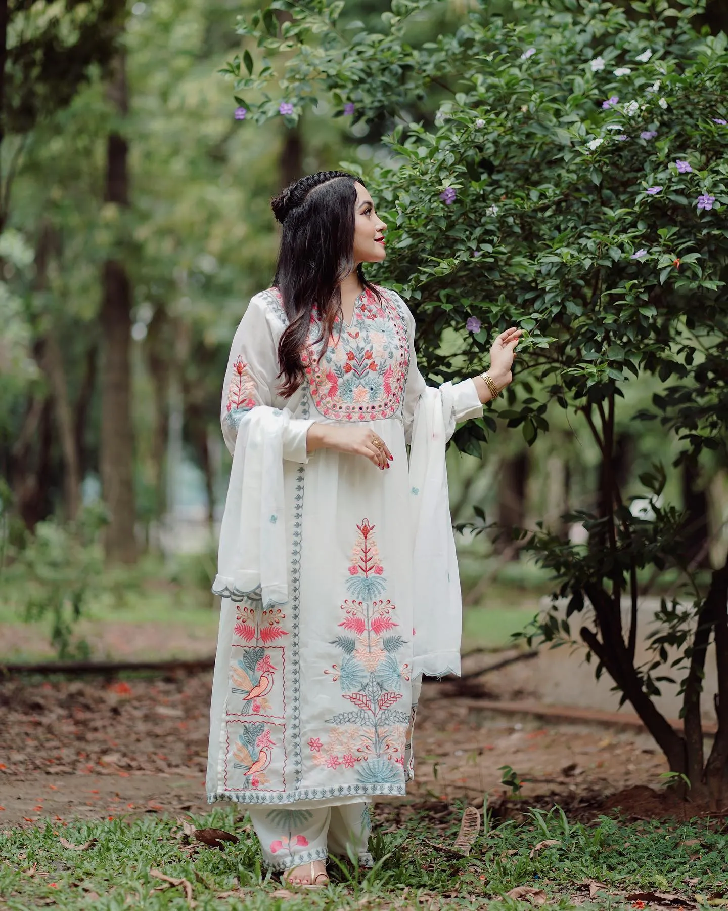FRILLFIT : White Floral Embroidered Kurta Set for Women