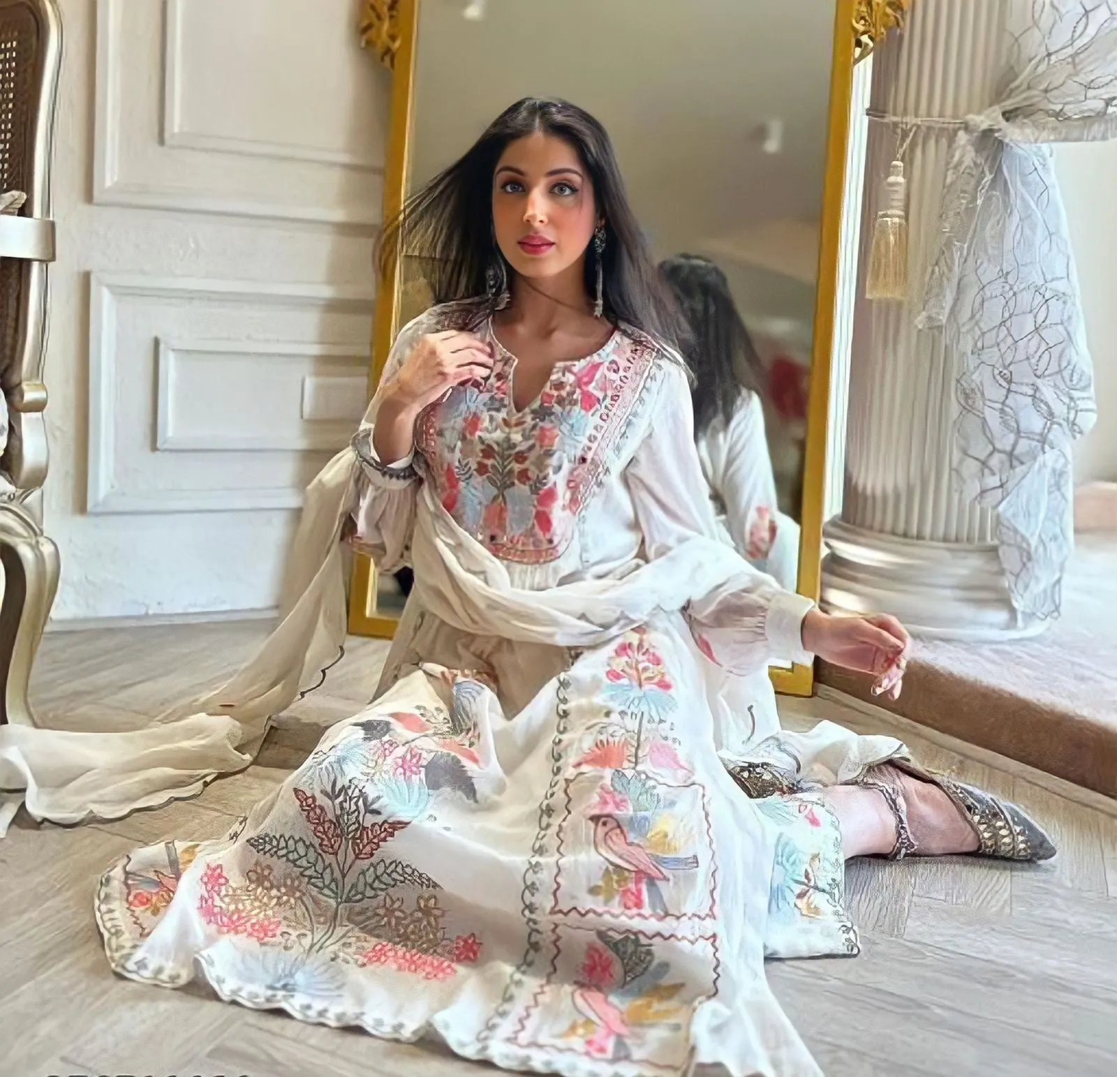 FRILLFIT : White Floral Embroidered Kurta Set for Women