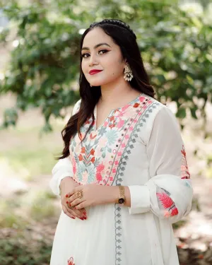 FRILLFIT : White Floral Embroidered Kurta Set for Women