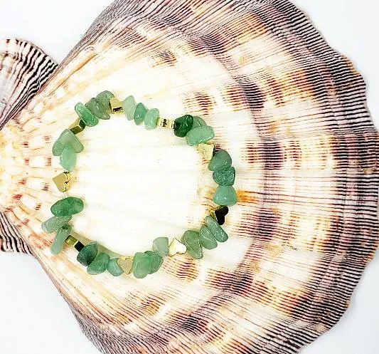 Handmade Green Aventurine Chip Bracelet with Gold Heart Spacer – Stretch Bracelet, 7"