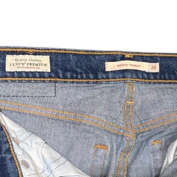 Levi’s Premium High Rise Wedgie Straight Button Fly NWOT Size 26 Jeans